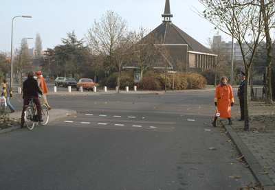 117506 Afbeelding van verkeersbrigadiers op de oversteekplaats voor voetgangers in de Linnaeuslaan te Utrecht, ter ...